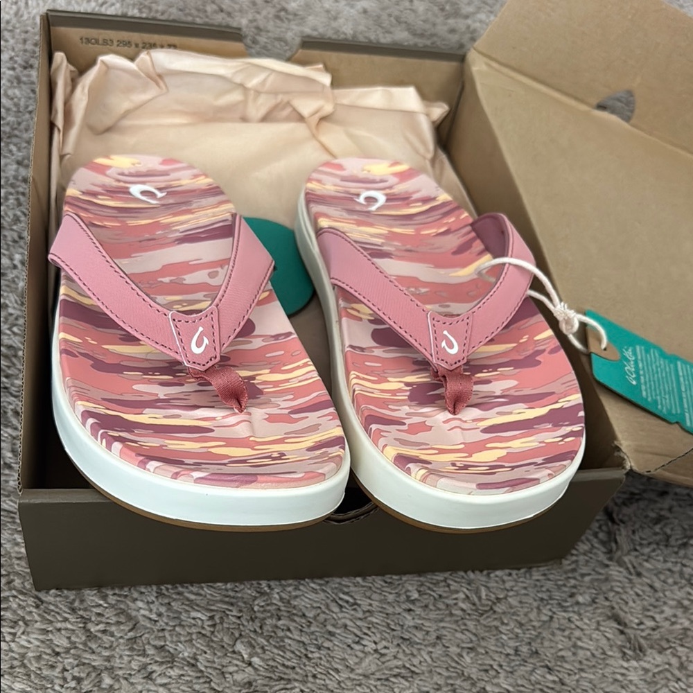 NWT! Pink Camo Olukai flip flops